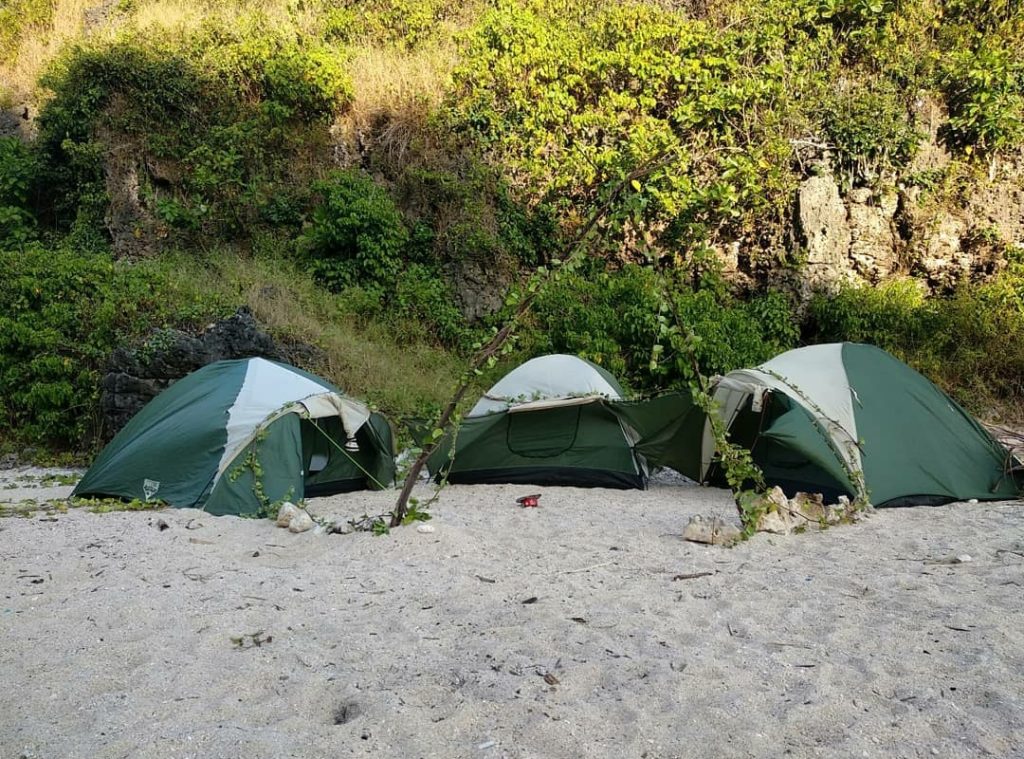 Mendirikan tenda di tepi Pantai Ngluwen adalah pilihan tepat bagi Anda yang ingin merasakan kedekatan penuh dengan alam. Mendirikan tenda di tepi Pantai Ngluwen adalah pilihan tepat bagi Anda yang ingin merasakan kedekatan penuh dengan alam.
