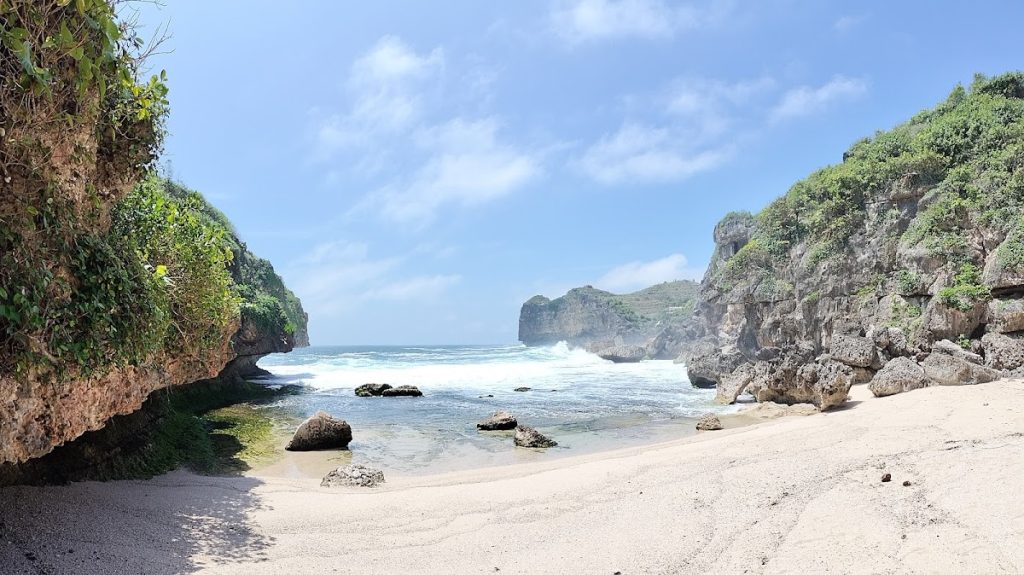 Mengenal Keunikan dan Karakteristik Pantai Ngluwen Mengenal Keunikan dan Karakteristik Pantai Ngluwen