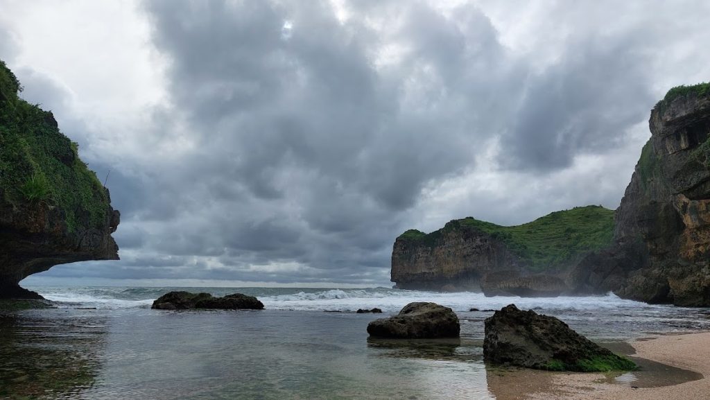 Sebagai destinasi wisata alam yang belum banyak dikembangkan, Pantai Ngluwen memang memiliki fasilitas terbatas. Sebagai destinasi wisata alam yang belum banyak dikembangkan, Pantai Ngluwen memang memiliki fasilitas terbatas.