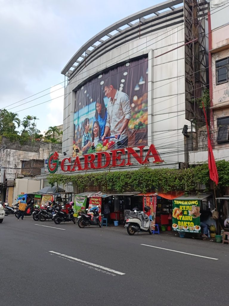 Lokasi Gardena yang berada di Jalan Urip Sumoharjo, salah satu ruas utama kota Yogyakarta, memberikan keuntungan strategis bagi pengunjung. Lokasi Gardena yang berada di Jalan Urip Sumoharjo, salah satu ruas utama kota Yogyakarta, memberikan keuntungan strategis bagi pengunjung.