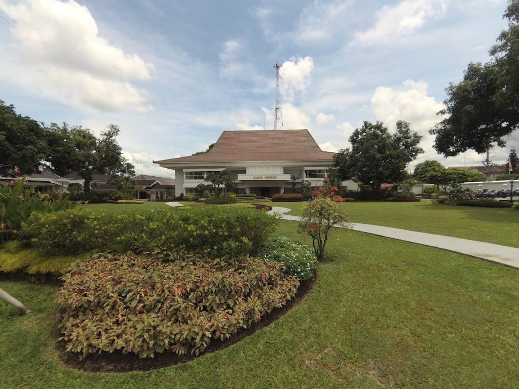 Wisma Negara: Digunakan sebagai tempat menginap bagi Presiden dan pejabat tinggi negara. Wisma Negara: Digunakan sebagai tempat menginap bagi Presiden dan pejabat tinggi negara.