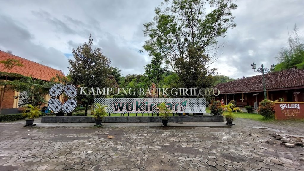 Kampung Batik Giriloyo merupakan salah satu tempat belanja di Bantul yang terkenal dengan batik tulis khasnya. Kampung Batik Giriloyo merupakan salah satu tempat belanja di Bantul yang terkenal dengan batik tulis khasnya.