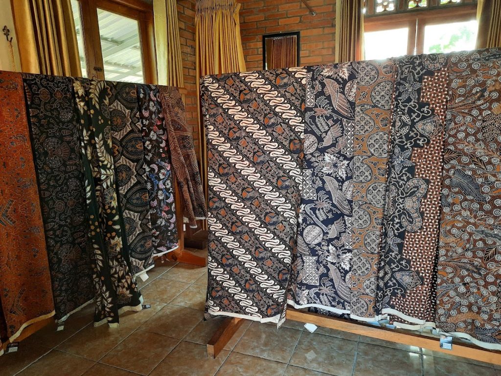 Jika Anda berkunjung ke Yogyakarta, jangan lewatkan kesempatan untuk berbelanja batik tulis Giriloyo di Kampung Batik Giriloyo. Jika Anda berkunjung ke Yogyakarta, jangan lewatkan kesempatan untuk berbelanja batik tulis Giriloyo di Kampung Batik Giriloyo.