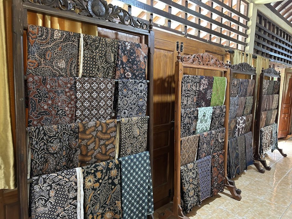 Peran Kampung Batik Giriloyo dalam Perekonomian Lokal Peran Kampung Batik Giriloyo dalam Perekonomian Lokal