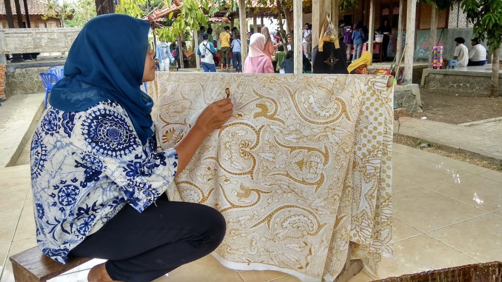 Kampung Batik Giriloyo merupakan salah satu upaya untuk melestarikan budaya batik tulis dan kearifan lokal di Indonesia. Kampung Batik Giriloyo merupakan salah satu upaya untuk melestarikan budaya batik tulis dan kearifan lokal di Indonesia.