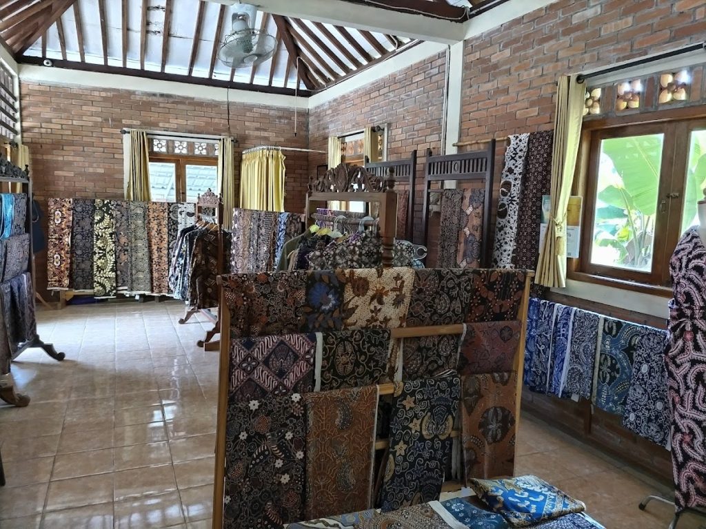Salah satu daya tarik utama dari batik tulis Giriloyo adalah keunikan motifnya. Salah satu daya tarik utama dari batik tulis Giriloyo adalah keunikan motifnya.