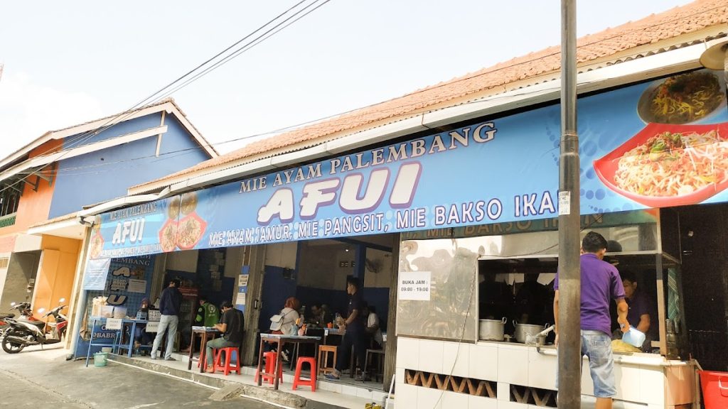 Kisah sukses Mie Ayam Afui bermula dari tangan dingin pasangan suami istri asal Palembang, yakni Pak Afui dan Bu Yuni, yang memutuskan untuk merintis usaha kuliner di tanah rantau. Kisah sukses Mie Ayam Afui bermula dari tangan dingin pasangan suami istri asal Palembang, yakni Pak Afui dan Bu Yuni, yang memutuskan untuk merintis usaha kuliner di tanah rantau.