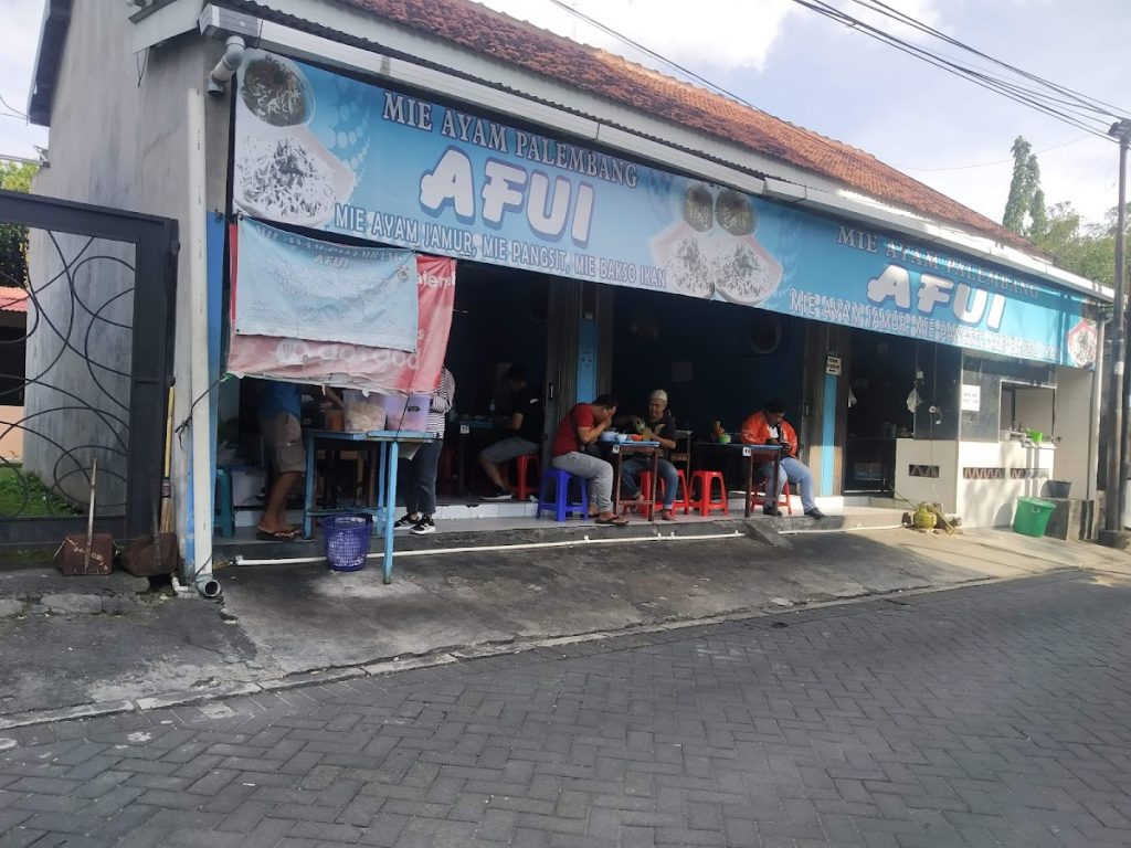 Mie Ayam Afui dikenal bukan hanya karena porsinya yang jumbo, tetapi juga karena pengalaman bersantap yang khas. Mie Ayam Afui dikenal bukan hanya karena porsinya yang jumbo, tetapi juga karena pengalaman bersantap yang khas.