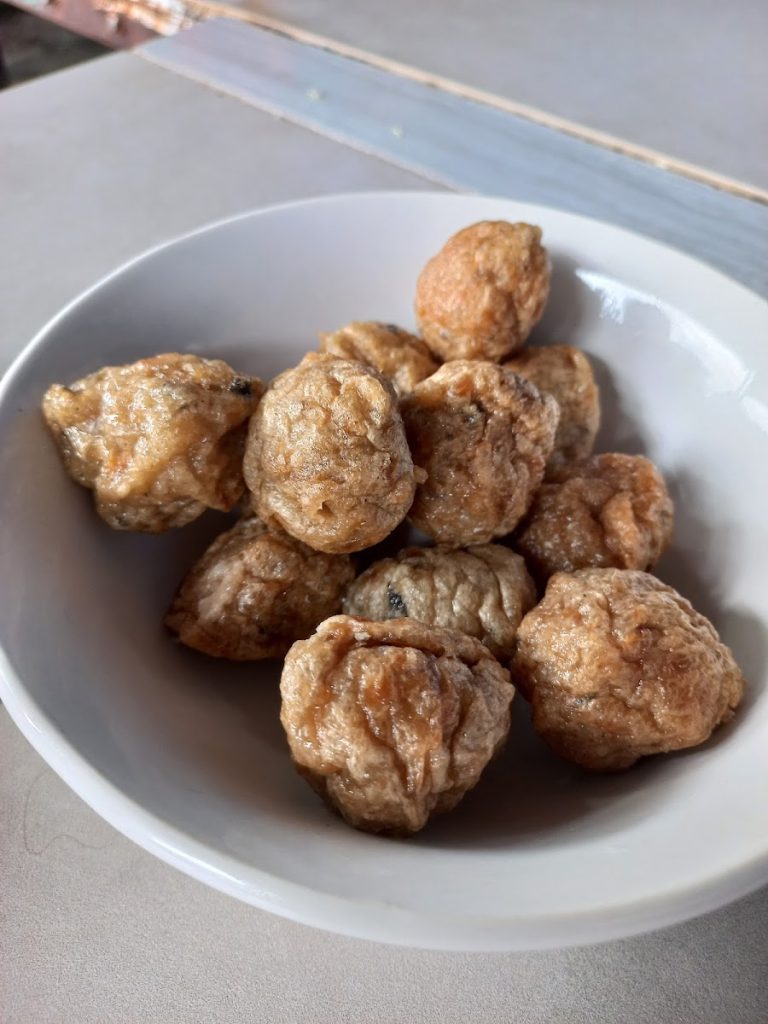 Bakso Goreng Ikan Tenggiri Mie Ayam Afui Yogyakarta: Tekstur renyah dan rasa gurih ikan yang khas, cocok sebagai pelengkap atau camilan. Bakso Goreng Ikan Tenggiri Mie Ayam Afui Yogyakarta: Tekstur renyah dan rasa gurih ikan yang khas, cocok sebagai pelengkap atau camilan.