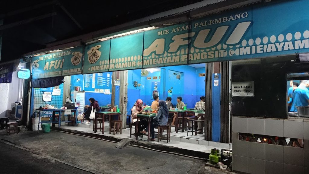 Satu aspek penting yang turut mendukung kesuksesan Mie Ayam Afui adalah lokasinya yang sangat strategis. Satu aspek penting yang turut mendukung kesuksesan Mie Ayam Afui adalah lokasinya yang sangat strategis.