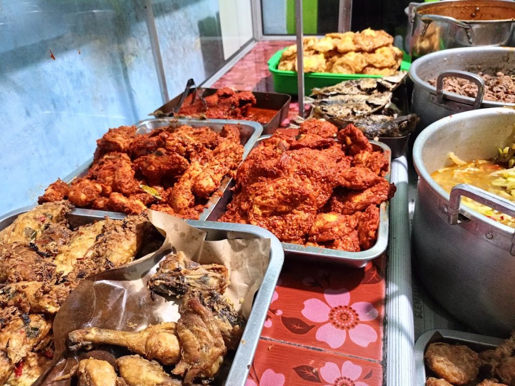 Nasi Campur Demangan: Kuliner Malam Legendaris yang Menggugah Selera di Yogyakarta Nasi Campur Demangan: Kuliner Malam Legendaris yang Menggugah Selera di Yogyakarta