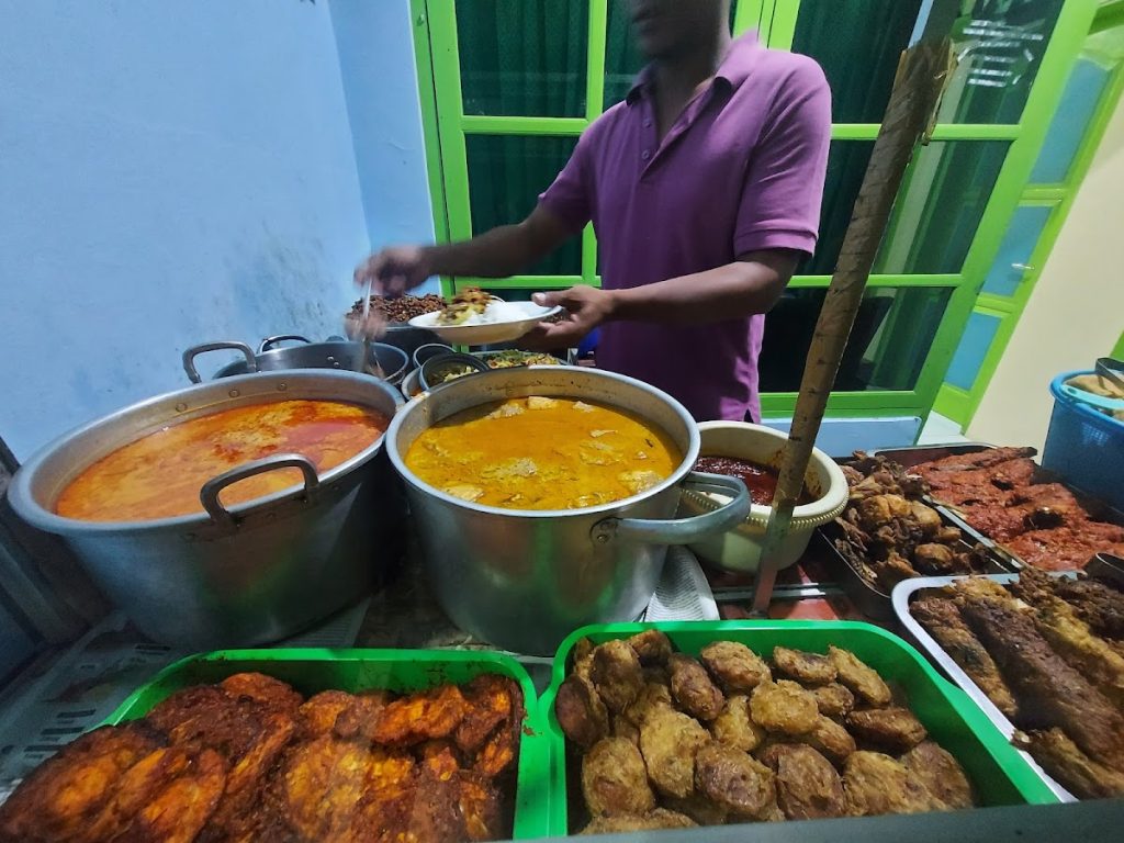 Ciri khas dari Nasi Campur Demangan terletak pada perpaduan berbagai lauk dan sayuran yang disajikan dalam satu piring. Ciri khas dari Nasi Campur Demangan terletak pada perpaduan berbagai lauk dan sayuran yang disajikan dalam satu piring.