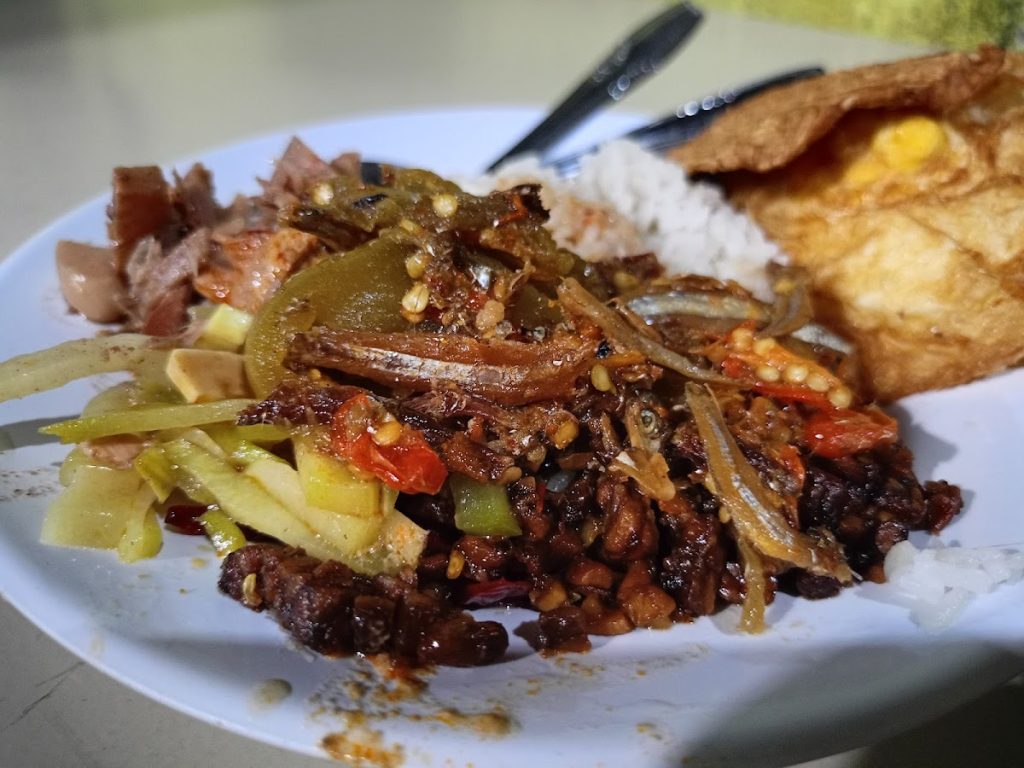 Menu utama di warung Nasi Campur Demangan ini adalah nasi campur dengan sambal teri dan sayur lodeh, namun pengunjung dapat memilih variasi lauk sesuai keinginan. Menu utama di warung Nasi Campur Demangan ini adalah nasi campur dengan sambal teri dan sayur lodeh, namun pengunjung dapat memilih variasi lauk sesuai keinginan.