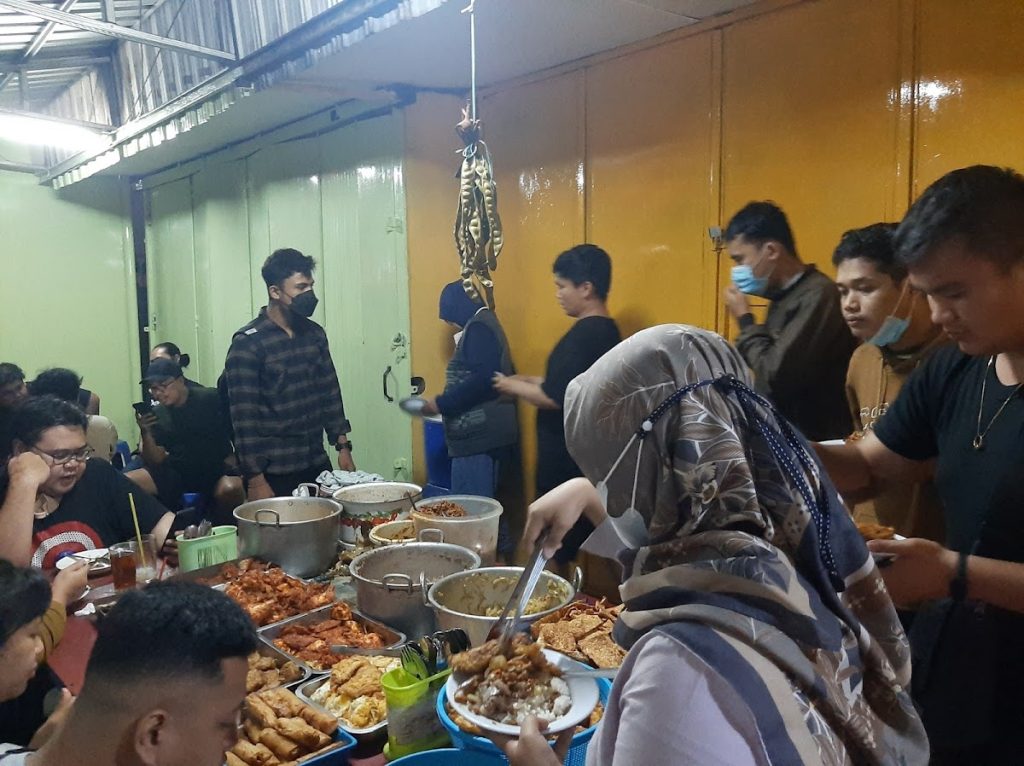Suasana Warung dan Antrean yang Selalu Ramai Di Nasi Campur Demangan Suasana Warung dan Antrean yang Selalu Ramai Di Nasi Campur Demangan