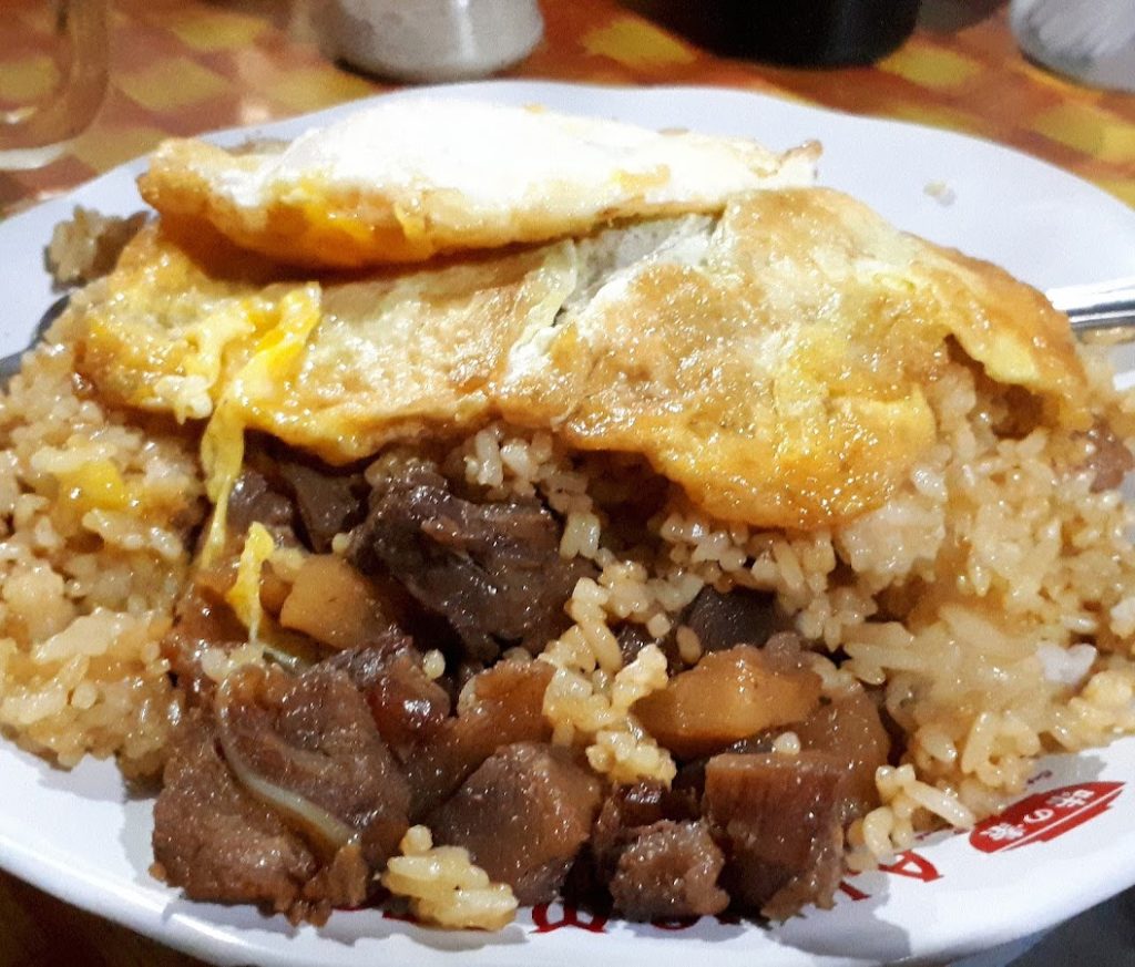 Nasi Goreng Beringharjo Pak Tedjo: Jejak Kuliner Legendaris Non-Halal di Jantung Kota Yogyakarta Nasi Goreng Beringharjo Pak Tedjo: Jejak Kuliner Legendaris Non-Halal di Jantung Kota Yogyakarta