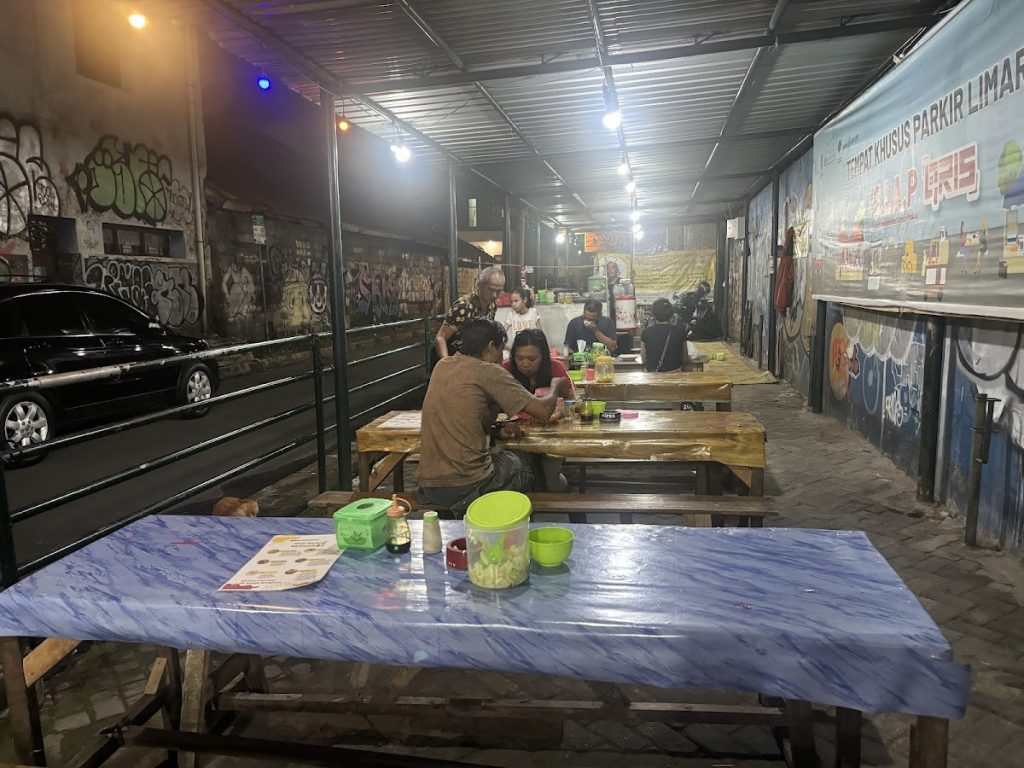 Bukan hanya soal rasa, tetapi pengalaman bersantap di Nasi Goreng Beringharjo Pak Tedjo juga memberikan sensasi tersendiri. Bukan hanya soal rasa, tetapi pengalaman bersantap di Nasi Goreng Beringharjo Pak Tedjo juga memberikan sensasi tersendiri.