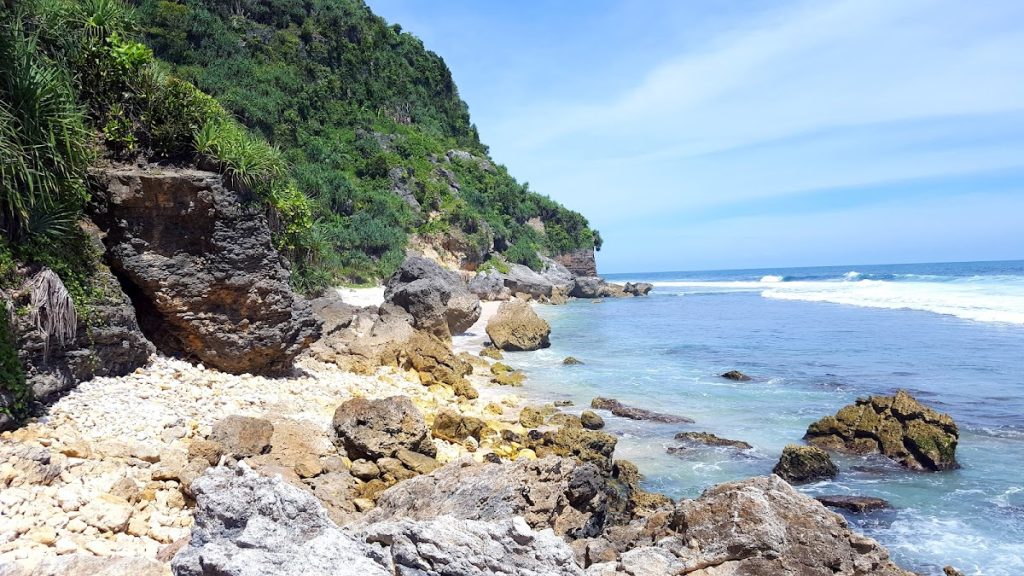 Pantai Daud memiliki beberapa penyebutan nama di kalangan masyarakat, yakni Pantai Daud, Pantai Ndawud, dan Pantai Dawud. Pantai Daud memiliki beberapa penyebutan nama di kalangan masyarakat, yakni Pantai Daud, Pantai Ndawud, dan Pantai Dawud.