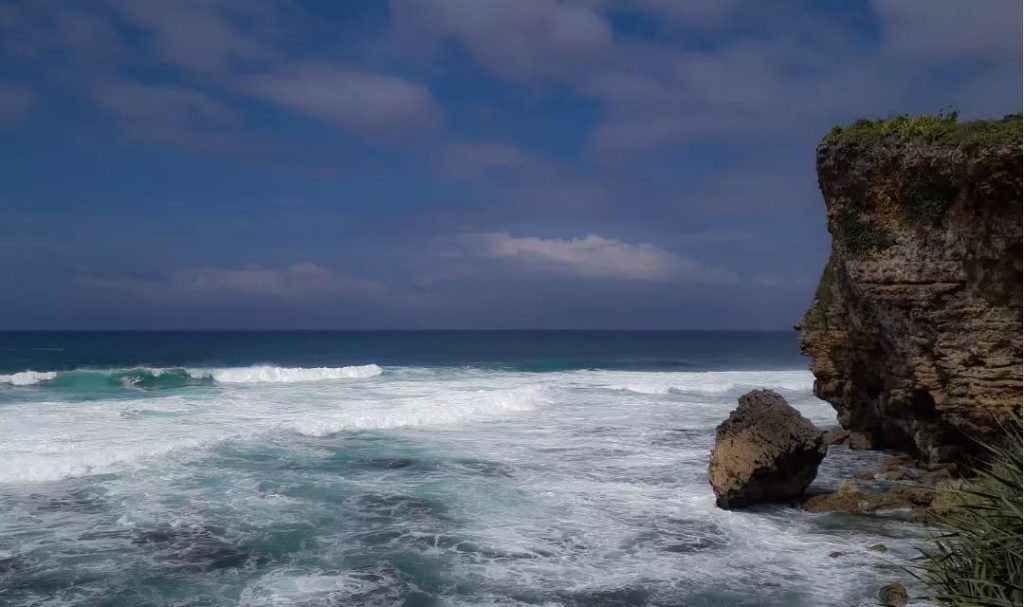 Pantai Dluwok Gunungkidul: Pesona Pantai Kecil yang Memukau di Balik Tebing Karang Pantai Dluwok Gunungkidul: Pesona Pantai Kecil yang Memukau di Balik Tebing Karang
