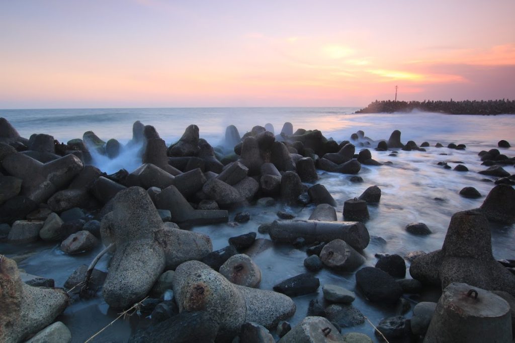 Saat sore hari, tempat ini menjadi lokasi favorit untuk menyaksikan matahari terbenam (sunset) Pantai Glagah Indah. Saat sore hari, tempat ini menjadi lokasi favorit untuk menyaksikan matahari terbenam (sunset) Pantai Glagah Indah.