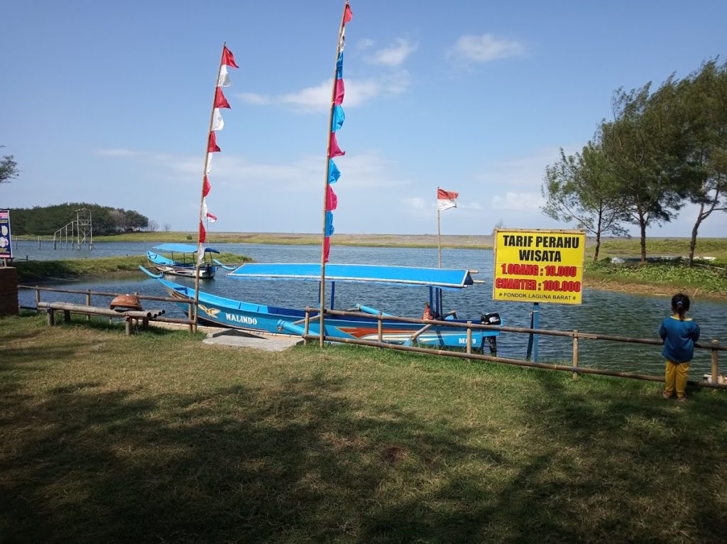Di laguna Pantai Glagah Indah pengunjung dapat menyewa perahu kecil, gethek, atau bebek kayuh untuk berkeliling laguna. Di laguna Pantai Glagah Indah pengunjung dapat menyewa perahu kecil, gethek, atau bebek kayuh untuk berkeliling laguna.