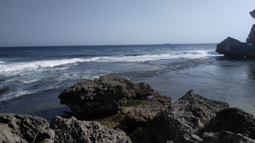 Meskipun Pantai Nglangkap ini indah, pengunjung tetap perlu waspada terhadap potensi bahaya alam, salah satunya adalah arus rip current. Meskipun Pantai Nglangkap ini indah, pengunjung tetap perlu waspada terhadap potensi bahaya alam, salah satunya adalah arus rip current.