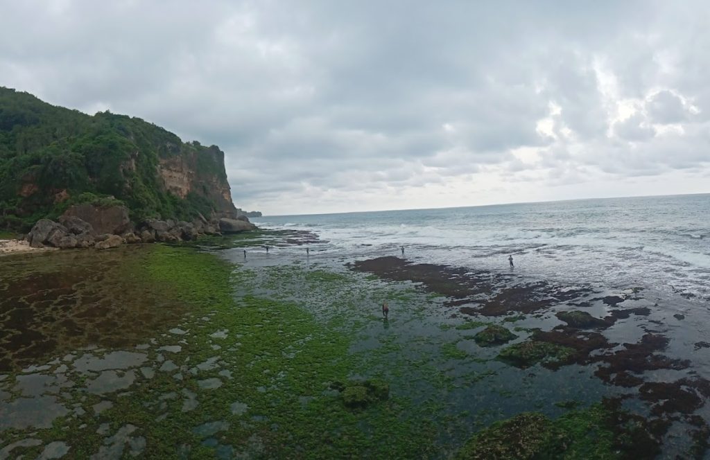 Berbeda dengan pantai-pantai wisata di Jogja lainnya yang sudah berkembang, Pantai Nglangkap belum memiliki fasilitas umum seperti warung, toilet, pos penjagaan, atau pusat informasi. Berbeda dengan pantai-pantai wisata di Jogja lainnya yang sudah berkembang, Pantai Nglangkap belum memiliki fasilitas umum seperti warung, toilet, pos penjagaan, atau pusat informasi.