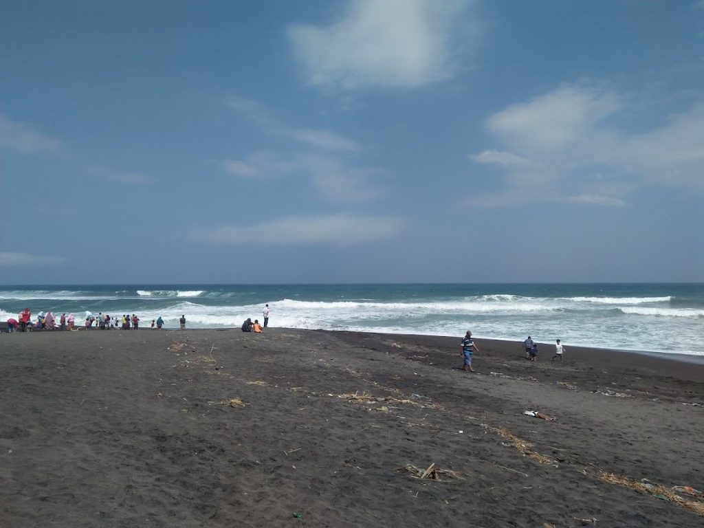 Hamparan Pasir Hitam Pantai Pandansari yang Menyatu dengan Alam Sekitar