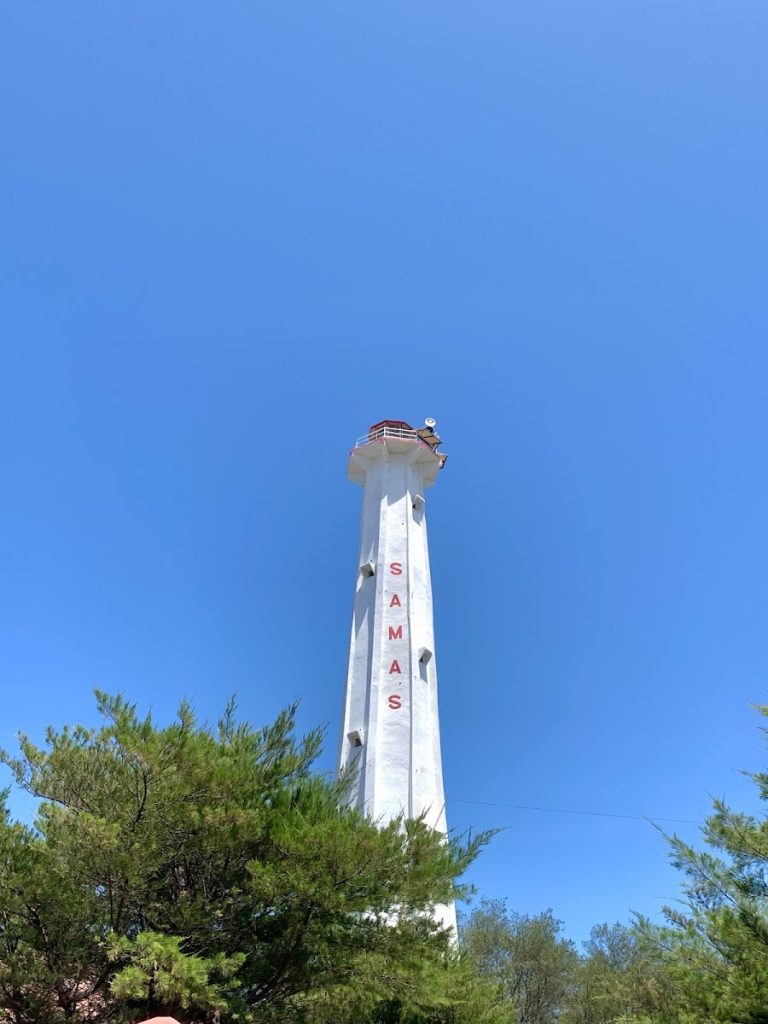 Menara mercusuar di Pantai Pandansari adalah satu-satunya di Kabupaten Bantul dan menjadi landmark yang sangat ikonik dari kawasan ini.