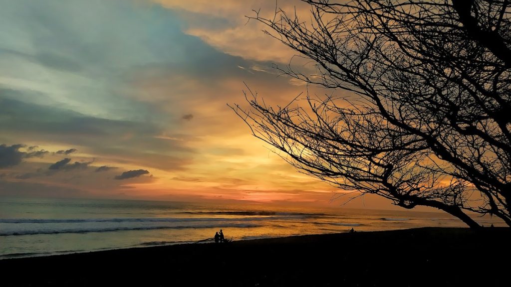 Pantai Pandansari merupakan salah satu lokasi terbaik di pesisir Bantul untuk menyaksikan momen matahari terbenam.