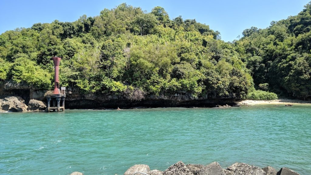 Pantai Sadeng: Jejak Geologi Purba dan Eksotisme Laut Selatan Pantai Sadeng: Jejak Geologi Purba dan Eksotisme Laut Selatan