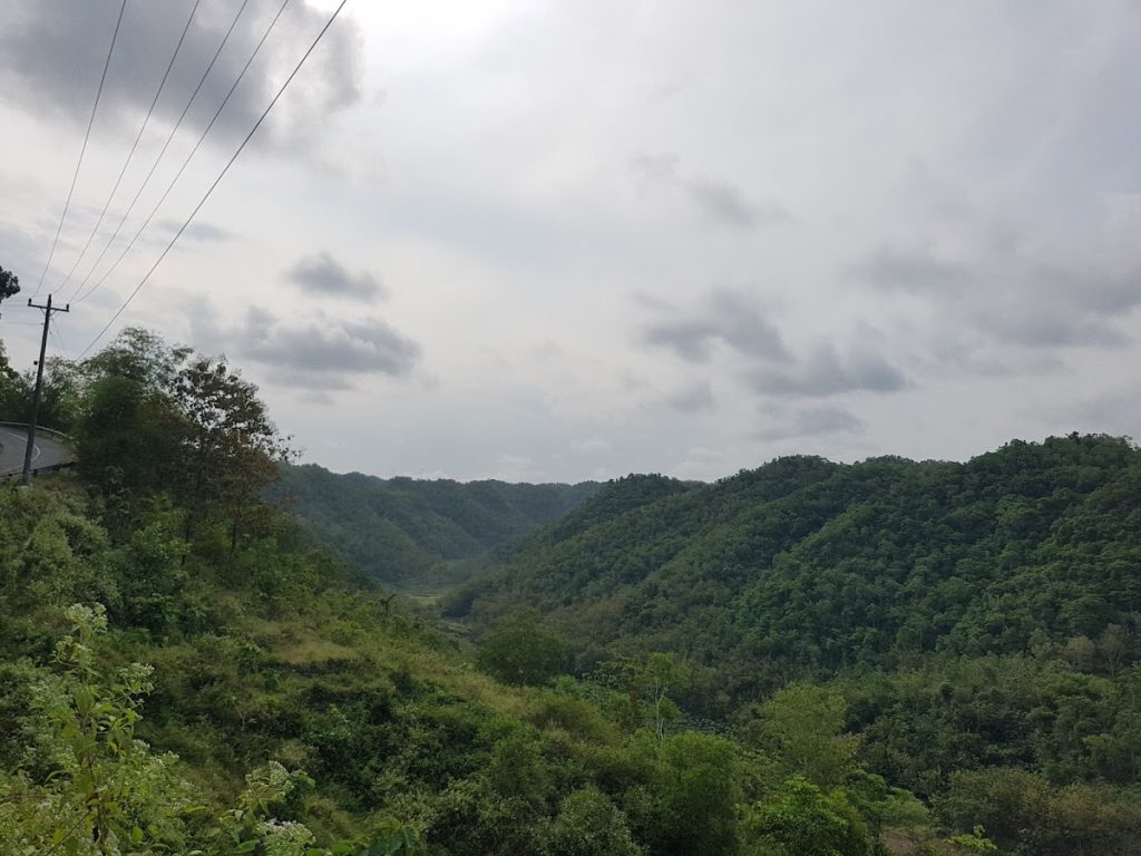 Cekungan luas yang diapit perbukitan kapur memberikan bayangan tentang bagaimana dulu sungai besar mengalir deras di sini. Cekungan luas yang diapit perbukitan kapur memberikan bayangan tentang bagaimana dulu sungai besar mengalir deras di sini.