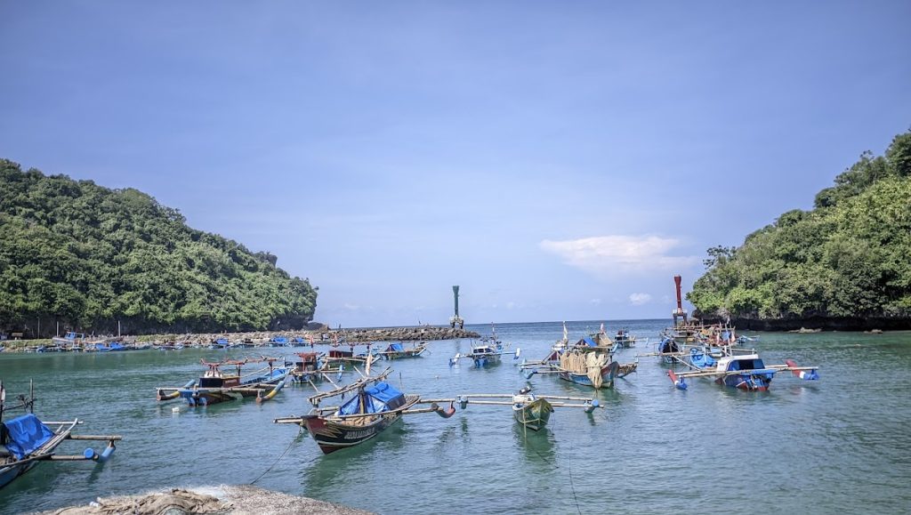 Perkembangan Pantai Sadeng Sebagai Pelabuhan Perikanan Perkembangan Pantai Sadeng Sebagai Pelabuhan Perikanan