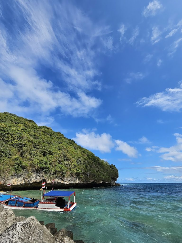 Keindahan dan Aktivitas Wisata di Pantai Sadeng Keindahan dan Aktivitas Wisata di Pantai Sadeng