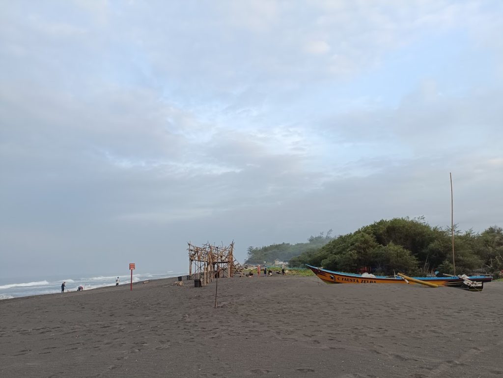 Pantai Samas memiliki bibir pantai yang agak curam dan ombak yang besar sehingga pengunjung disarankan untuk tidak berenang terlalu jauh. Pantai Samas memiliki bibir pantai yang agak curam dan ombak yang besar sehingga pengunjung disarankan untuk tidak berenang terlalu jauh.