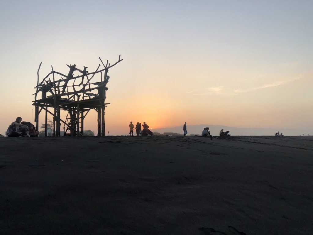 Pantai Samas terkenal dengan panorama matahari terbenamnya yang indah. Pantai Samas terkenal dengan panorama matahari terbenamnya yang indah.