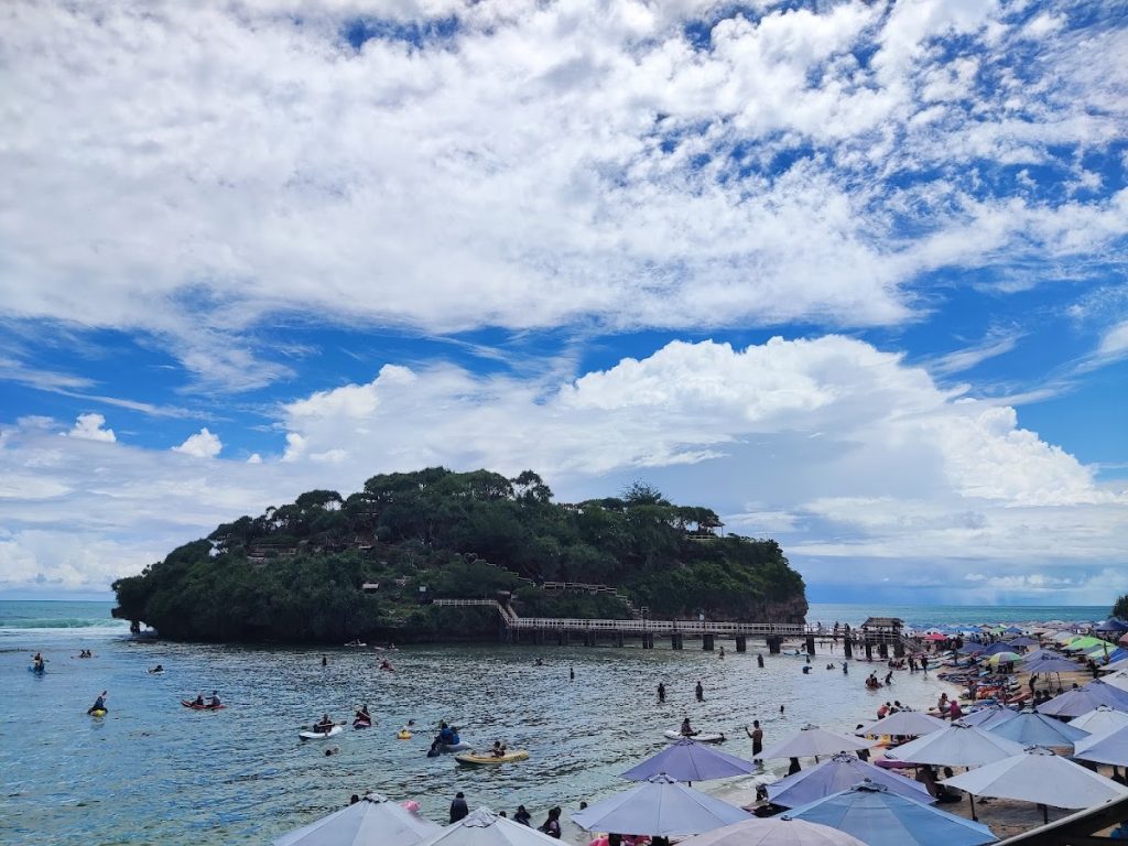 Review Lengkap Wisata Pantai Drini: Pesona Alam Dua Sisi di Gunungkidul Review Lengkap Wisata Pantai Drini: Pesona Alam Dua Sisi di Gunungkidul