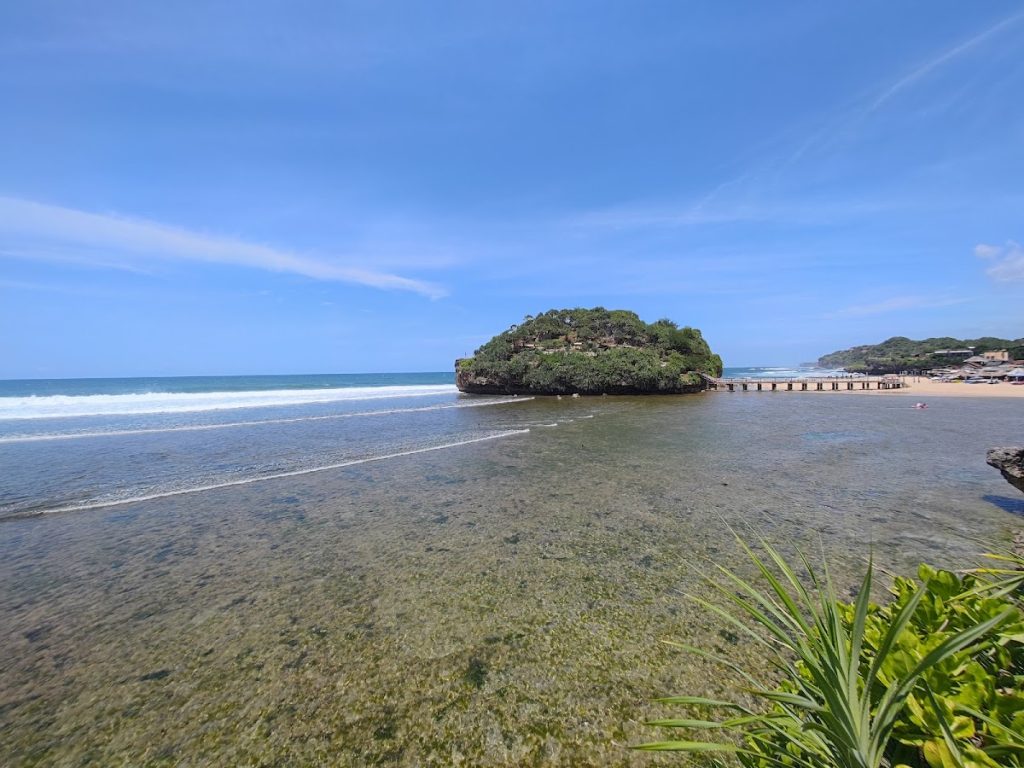Sisi timur Pantai Drini menawarkan suasana yang lebih damai dan cocok untuk kegiatan rekreasi santai. Sisi timur Pantai Drini menawarkan suasana yang lebih damai dan cocok untuk kegiatan rekreasi santai.