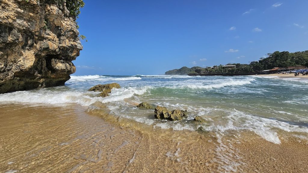 Aktivitas Wisata yang Bisa Dilakukan di Pantai Drini Aktivitas Wisata yang Bisa Dilakukan di Pantai Drini