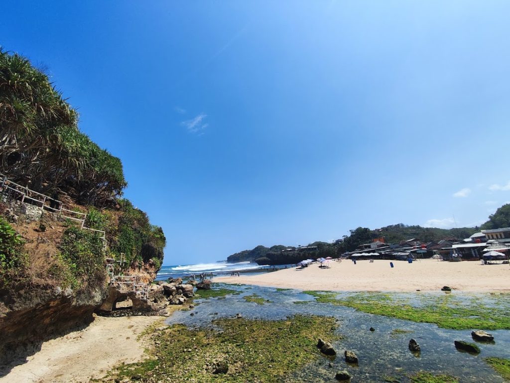 Menjelajah Pulau Karang Pantai Drini Menjelajah Pulau Karang Pantai Drini