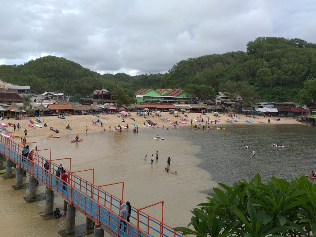 Review Lengkap Wisata Pantai Drini: Pesona Alam Dua Sisi di Gunungkidul Review Lengkap Wisata Pantai Drini: Pesona Alam Dua Sisi di Gunungkidul