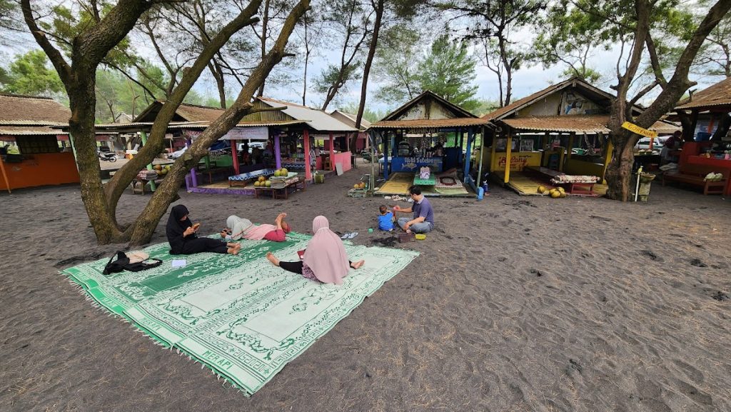 Pantai Pandansimo bukan hanya menawarkan panorama laut yang indah dan deretan kincir angin, tetapi juga menyediakan berbagai aktivitas wisata yang cocok untuk semua kalangan. Pantai Pandansimo bukan hanya menawarkan panorama laut yang indah dan deretan kincir angin, tetapi juga menyediakan berbagai aktivitas wisata yang cocok untuk semua kalangan.