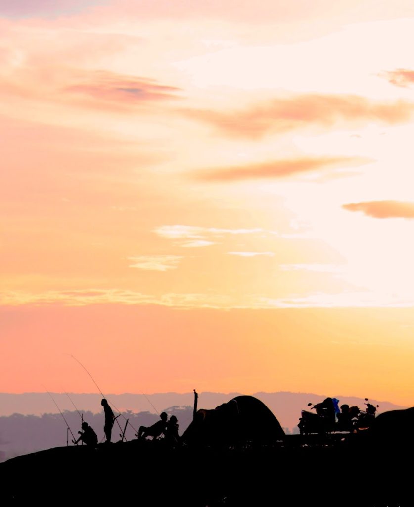 Hamparan pasir yang luas dan langit yang terbuka menjadikan Pantai Pandansimo tempat ideal untuk berburu momen sunset yang dramatis. Hamparan pasir yang luas dan langit yang terbuka menjadikan Pantai Pandansimo tempat ideal untuk berburu momen sunset yang dramatis.