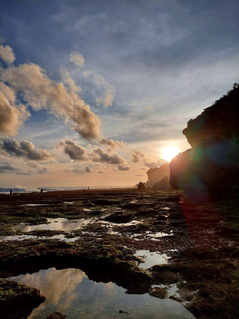 Aktivitas Wisata yang Bisa Dilakukan di Pantai Butuh Aktivitas Wisata yang Bisa Dilakukan di Pantai Butuh