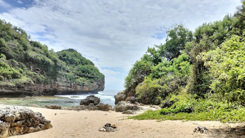 Review Pantai Butuh: Keindahan Tersembunyi di Gunungkidul Review Pantai Butuh: Keindahan Tersembunyi di Gunungkidul
