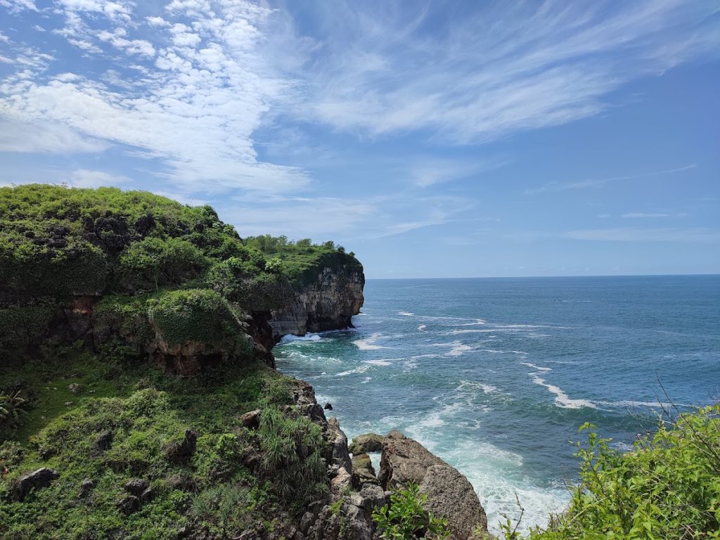 Review Pantai Mbirit: Surga Tersembunyi di Balik Tebing Gunungkidul Review Pantai Mbirit: Surga Tersembunyi di Balik Tebing Gunungkidul