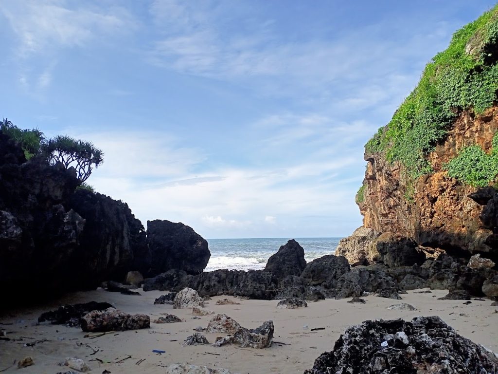 Salah satu alasan utama mengapa Pantai Mbirit mulai mencuri perhatian para pecinta alam adalah karena daya tarik alaminya yang luar biasa. Salah satu alasan utama mengapa Pantai Mbirit mulai mencuri perhatian para pecinta alam adalah karena daya tarik alaminya yang luar biasa.