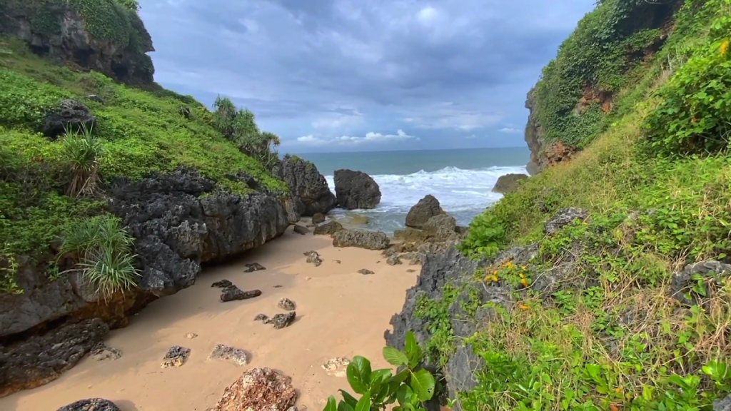 Jika Anda mendambakan suasana wisata pantai di Jogja yang jauh dari keramaian, maka Pantai Mbirit adalah destinasi yang sangat cocok. Jika Anda mendambakan suasana wisata pantai di Jogja yang jauh dari keramaian, maka Pantai Mbirit adalah destinasi yang sangat cocok.