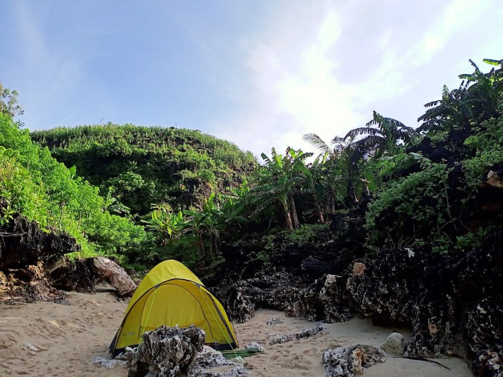 Selain sebagai destinasi camping, Pantai Mbirit juga memiliki potensi besar sebagai lokasi trekking ringan. Selain sebagai destinasi camping, Pantai Mbirit juga memiliki potensi besar sebagai lokasi trekking ringan.