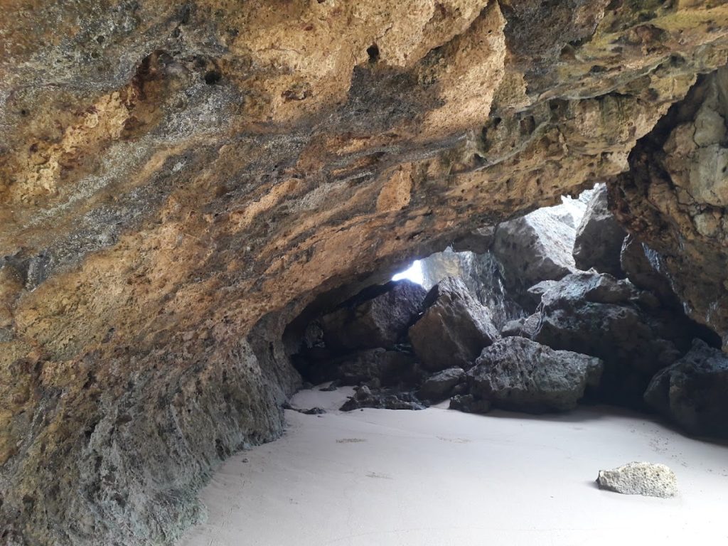 Review Pantai Mbirit: Surga Tersembunyi di Balik Tebing Gunungkidul Review Pantai Mbirit: Surga Tersembunyi di Balik Tebing Gunungkidul