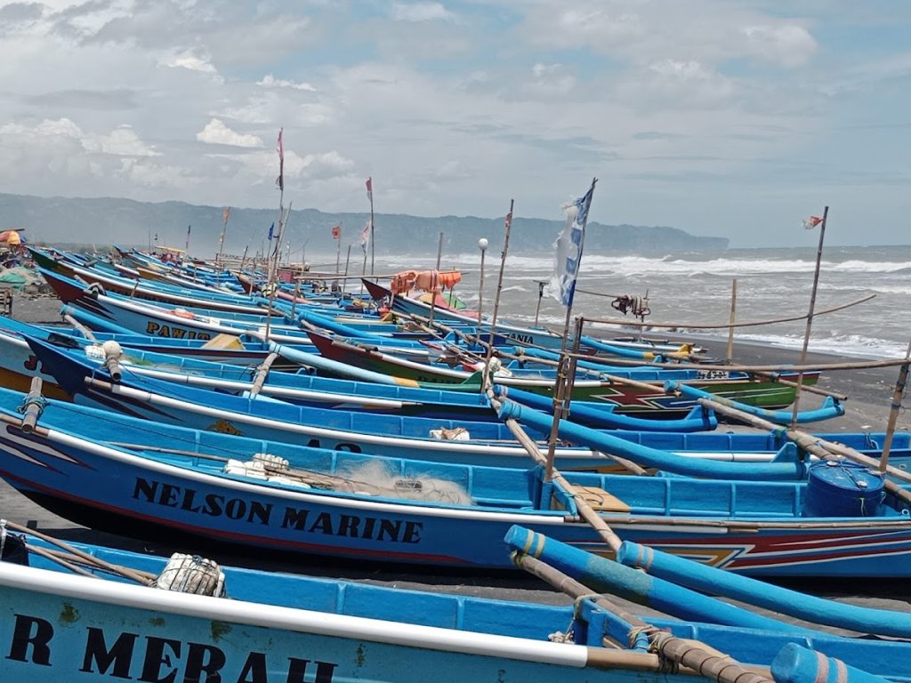 Nama “Depok” pada pantai ini merujuk pada kawasan pemukiman nelayan yang secara perlahan berkembang menjadi kawasan pariwisata. Nama “Depok” pada pantai ini merujuk pada kawasan pemukiman nelayan yang secara perlahan berkembang menjadi kawasan pariwisata.